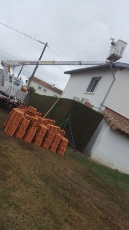 Équipe de couvreurs sur un chantier de toiture en Ariège