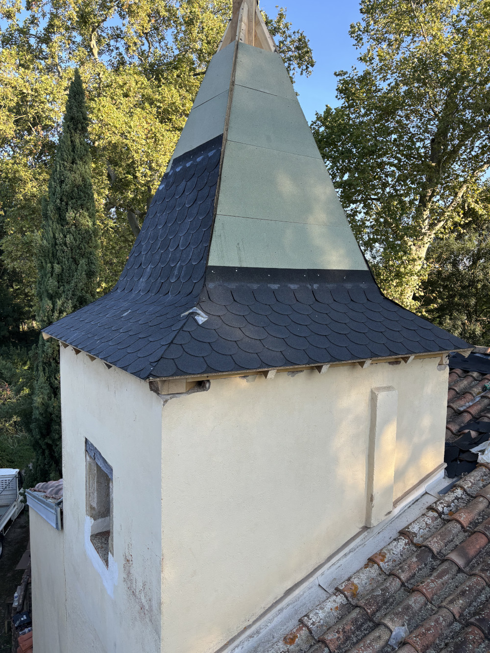 Pose des tuiles rang par rang — Ariège ( 09 )