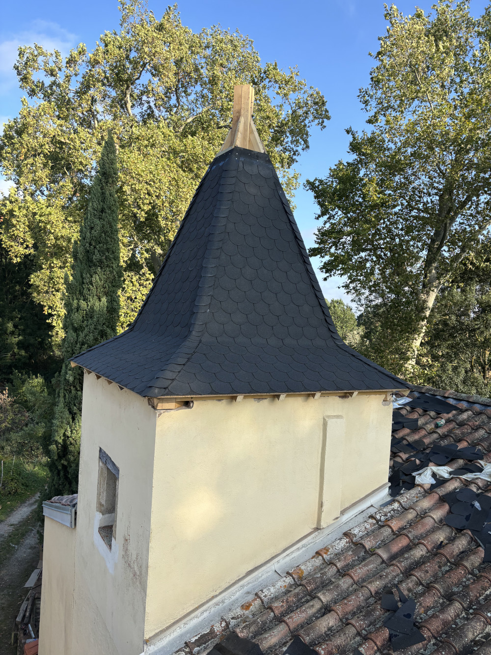 Détail, étanchéité des raccords de toiture — Ariège ( 09 )