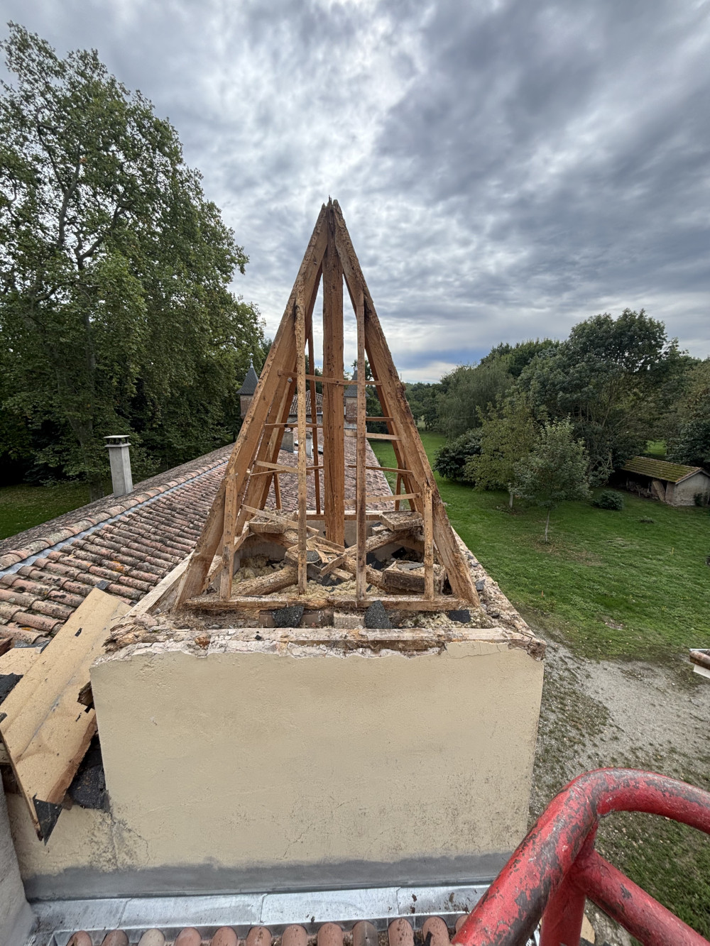 Remplacement des pannes et chevrons, traitement fongicide de la charpente — Ariège ( 09 )