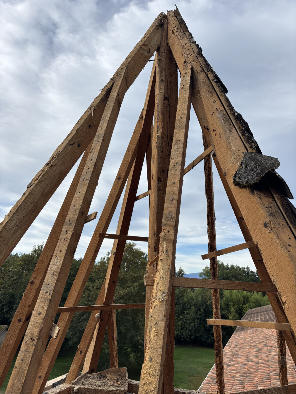 Dépose de l'ancienne couverture en tuiles, évacuation des gravats — Ariège ( 09 )